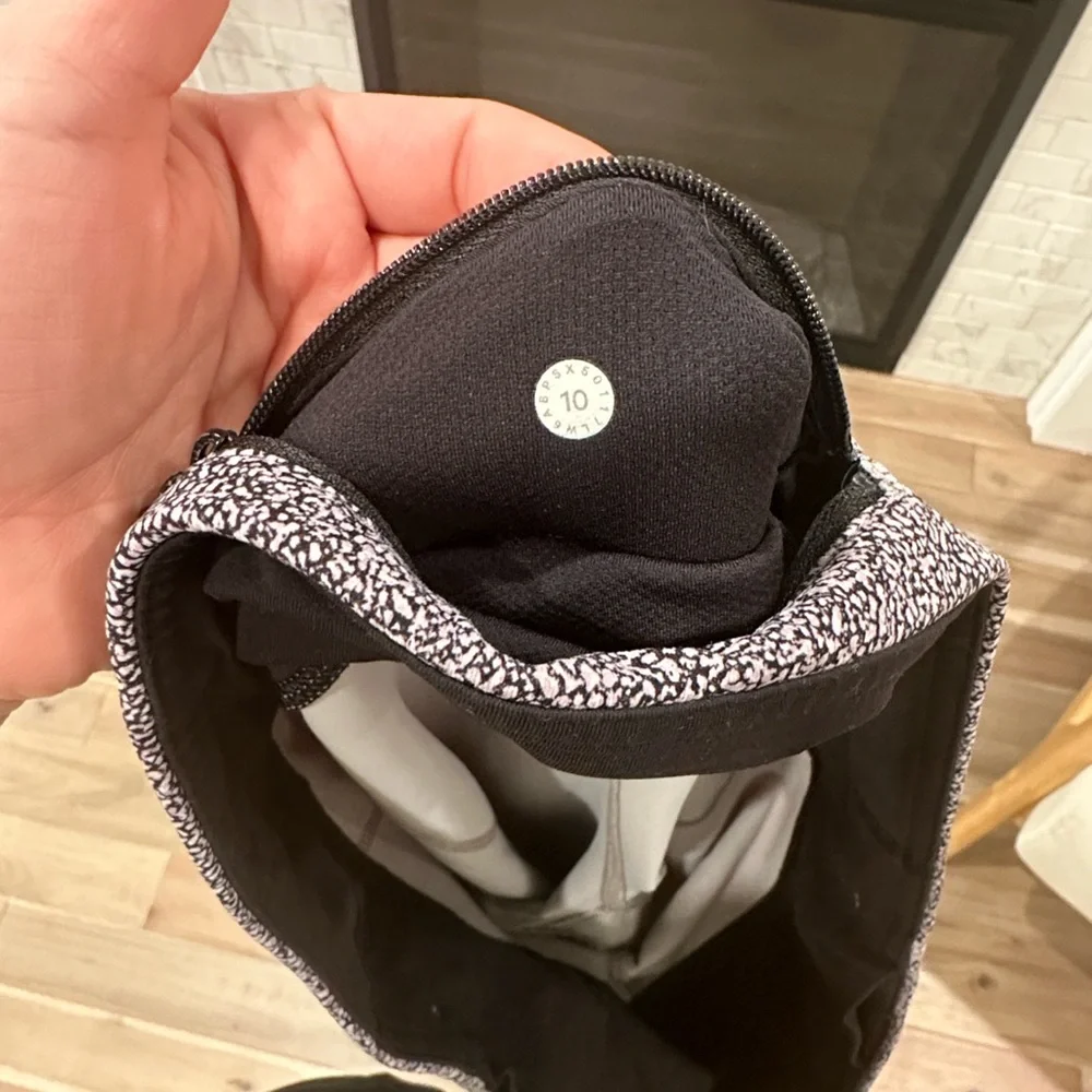 Lululemon pace rival crop Black and White Patterned Bag 2 for $20 - Picture 3 of 8